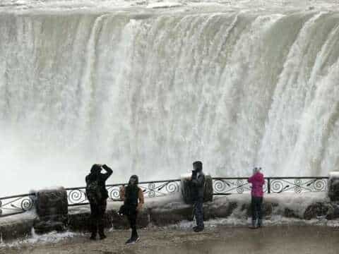 Imágenes: Cataratas del Niágara se congelan por frío extremo en Canadá