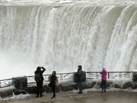Imágenes: Cataratas del Niágara se congelan por frío extremo en Canadá