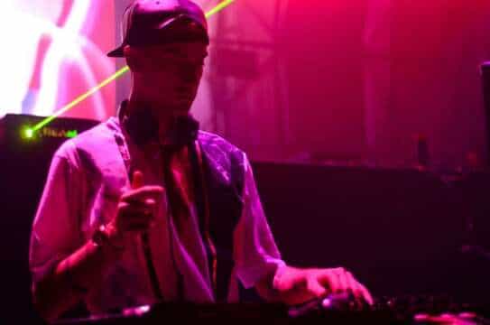 ¿Quién esta mirando a Jimmy Edgar ?