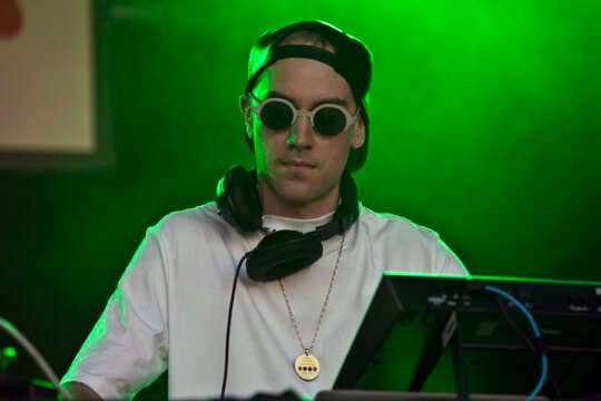 Jimmy Edgar presenta su iPHONE