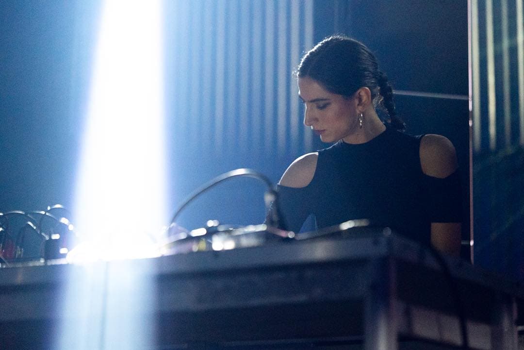 Escucha la ondulación terapéutica de AURORA HALAL quien prepara sinergia FREEDOM2024