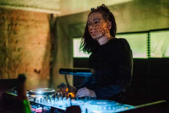 Bjork y Kim Kardashian se unen a la moda de los Djs