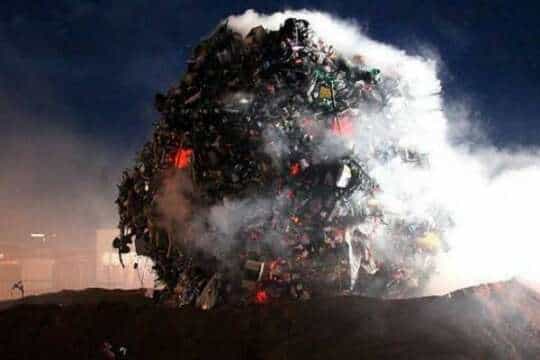 “Meteorito” de 35 toneladas de basura cae en Ginebra para denunciar suciedad