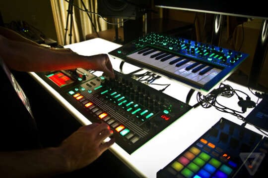 Nina Kraviz, Mathew Jonson, Matt Edwards y más prueban la Roland AIRA