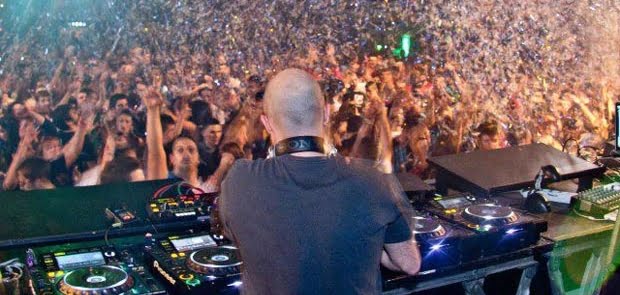 Technasia habla un poco de el en Deejay