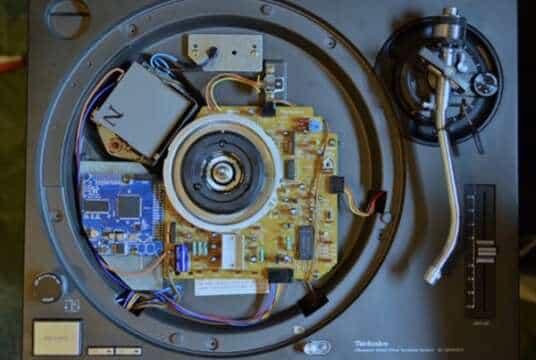 Un giradiscos que lee archivos digitales sin usar software