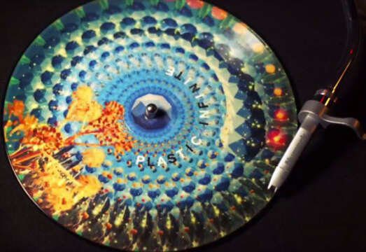 Video: Animación psicodélica a través de un Vinilo