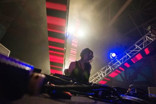 Reproduce los inicios de Antenes con The Track Of A Storm, un mensaje para el mañana