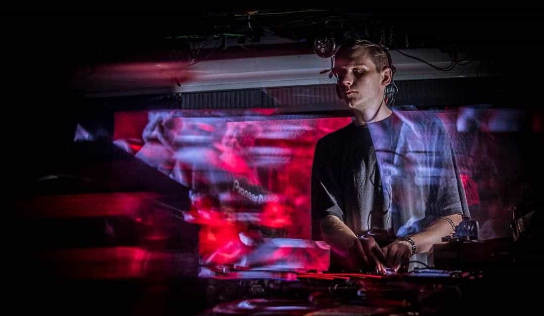 ANTHONY LINELL ofrece buceo profesional para el espíritu rave en HATE