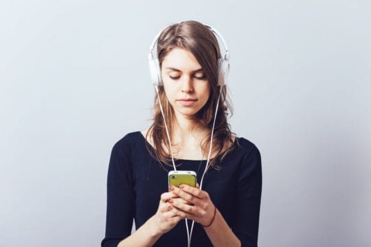 Con audífonos bájale el volumen al Techno, el 50% de los jóvenes del mundo tiene pérdida auditiva.