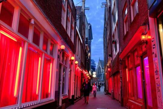 Ámsterdam también prohíbe el alcohol por COVID 19
