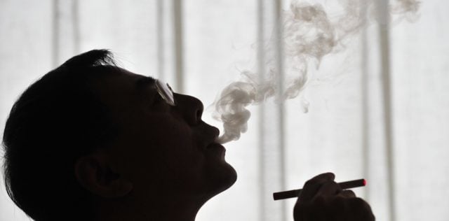Dejar el cigarrillo ayuda en tratamientos de adicción a las drogas y el alcohol.