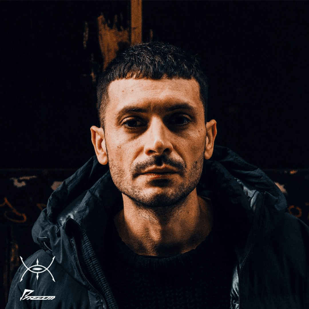 El chamán CLAUDIO PRC, diseñador de techno profundo, música espiritual y surfing mental para levitar en la pista de AdAstra