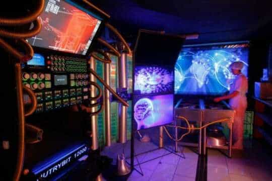 Cyberpunk en Medellín… En el centro hay un Restaurante con Autobots… Ya fuiste ?