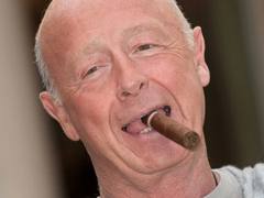 El mundo está Loco. El cineasta Tony Scott salta de un puente en Los Angeles.
