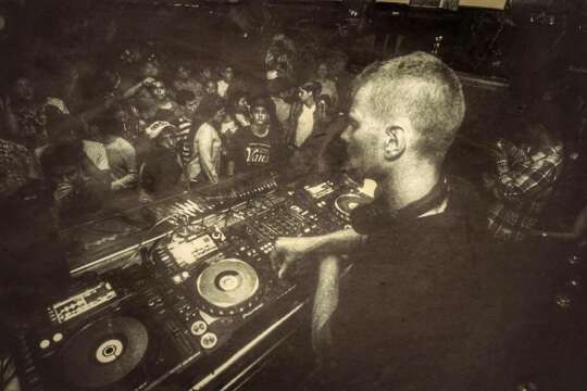 Inicia el puente con los cinco tracks más agudos del islandés EXOS ¡Este domingo en Club1984!