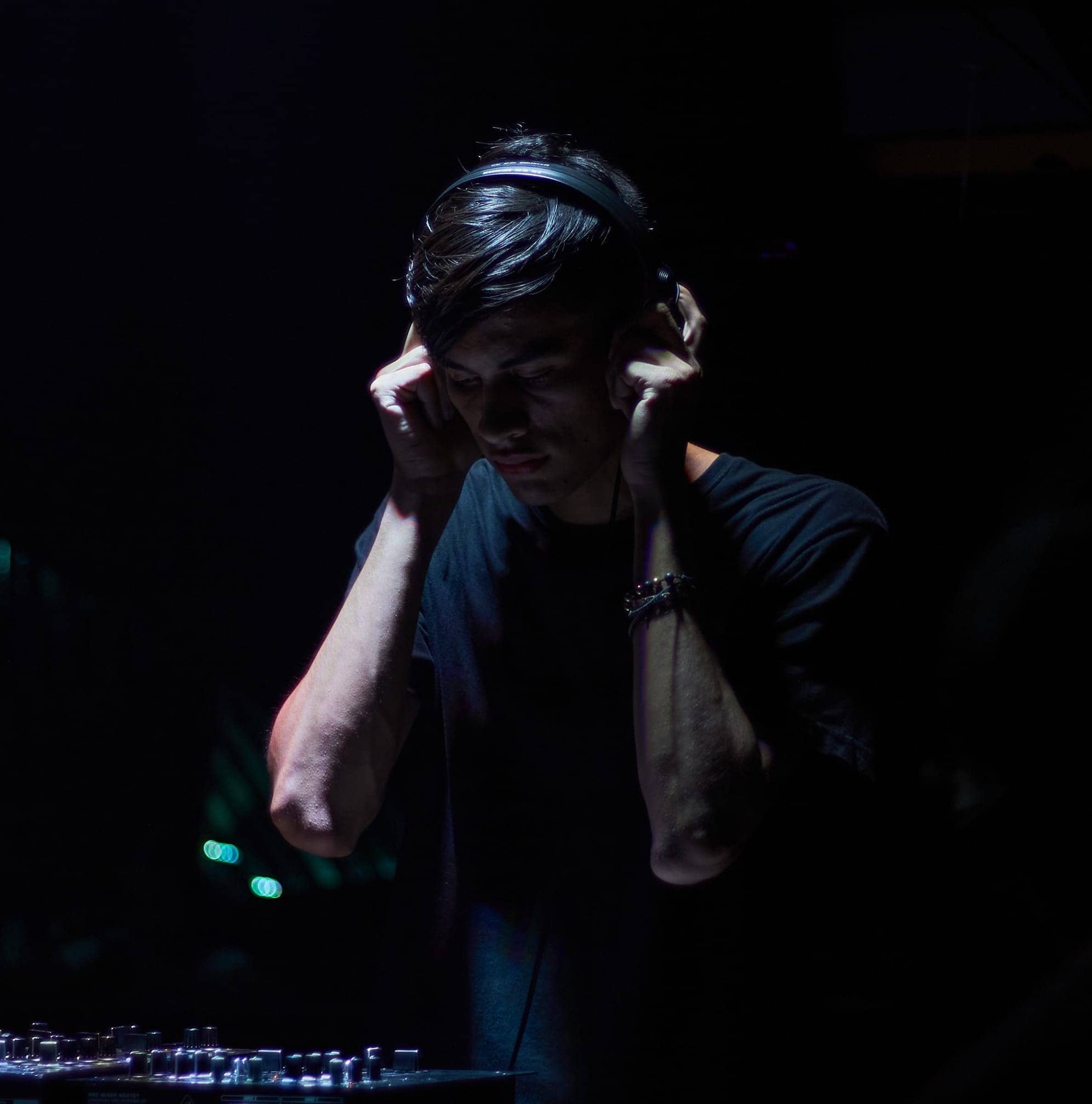 Premiere: Escucha 'Anxiety' de Esteban Miranda en Default Series