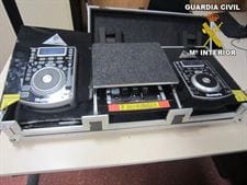 Se hace pasar por DJ para introducir 13 kilos de cocaína en una mesa de mezcla