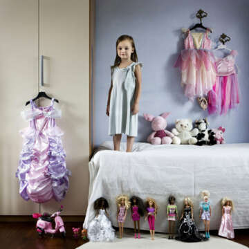 Toy Stories: Niños de todo el mundo son fotografiados con sus Juguetes Favoritos.