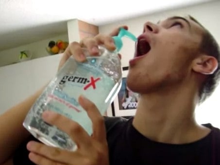 La nueva moda entre adolescentes: emborracharse bebiendo gel antibacterial