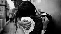 Plan arrunche: ellos reclaman abrazos y besos