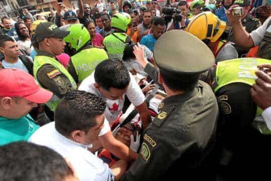 Video: Policia y grupo de personas salvan a hombre que se intentó suicidar en Medellín