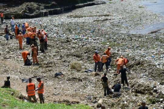 VIDEO: Un mar de basura llegó a las costas de República Dominicana