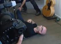 Video: Moby électrocuté (éléctrisé) durant son show / Moby: electric shock during a concert