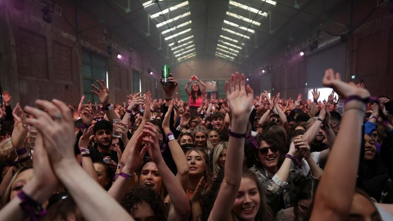 Inglaterra confirma que transmisión del coronavirus en eventos se reduce si existe una buena ventilación y testeos previos