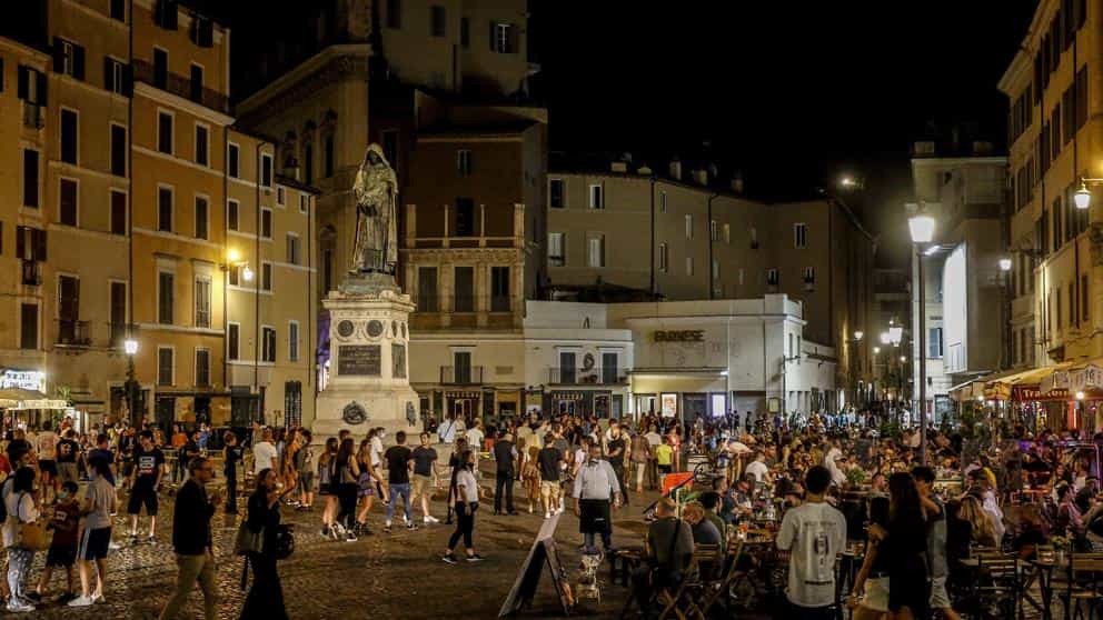 Italia cierra discotecas al aire libre para evitar rebrotes