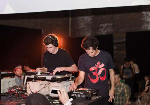 Disfruta de una nueva colaboración entre Four Tet y Jamie XX…
