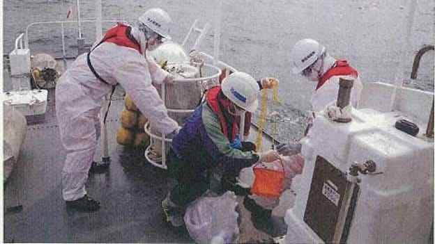 Trabajadores se apresuran a liberar agua radiactiva en la planta nuclear