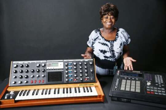 El legado J Dilla cada vez más vivo: exponen su MPC y su sintetizador Moog...