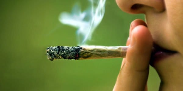 Estudio: Fumar marihuana aumenta la probabilidad de desarrollar adicción al alcohol