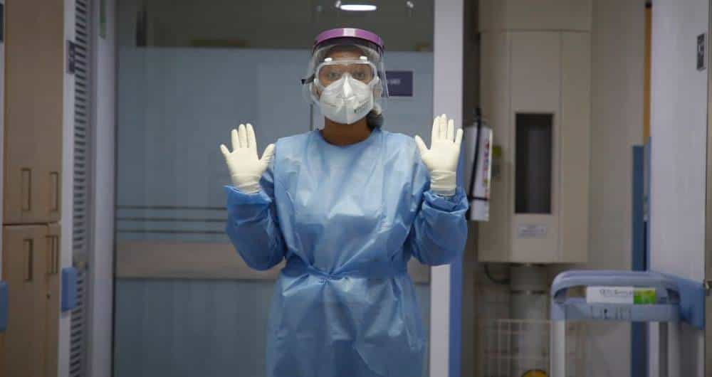 Sociedades médicas piden al gobierno cuarentena estricta con política social