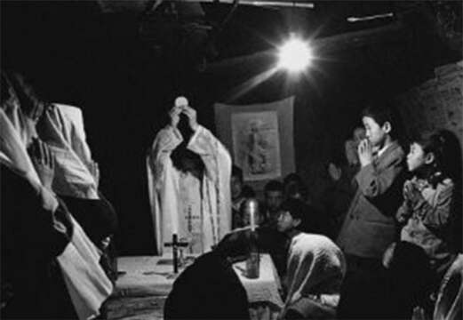 Misas Underground: Sacerdote dando misa clandestina sin tapabocas en Bogotá
