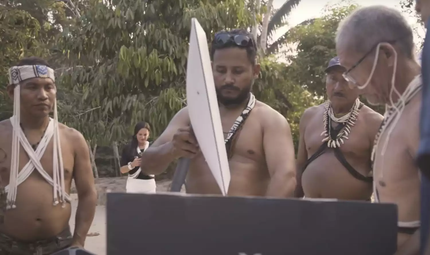 Tesla: Tribu Amazónica se vuelve sexualmente agresiva después de conectarse a Internet y ver Porno