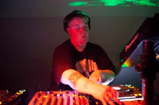 Báilate el viernes con DJ Shiva aka Noncompliant para el WHOLE festival