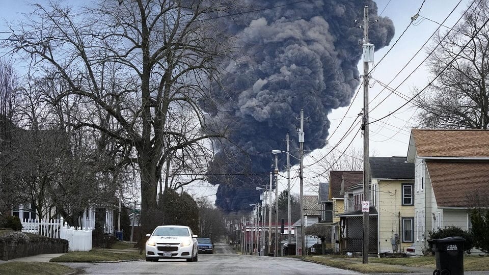 Catástrofe ambiental en Ohio: nube tóxica contamina aire, tierra y agua
