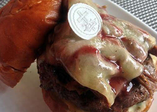 Una hamburguesa hecha con hostia y vino de consagrar