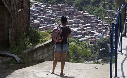 Bala perdida le quitó la vida a un niño :(