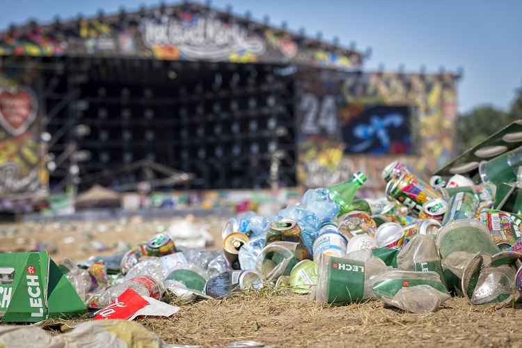 Blond:ish y más de 1500 Djs le piden a la industria electrónica eliminar el plástico