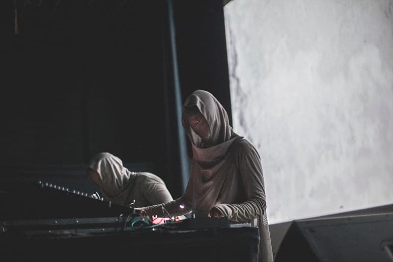 Escucha 4 álbumes de SHXCXCHCXSH en Avian para adentrarte al Baile de la Jungla