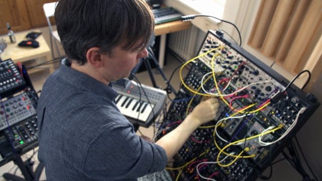 PETER VAN HOESEN: Escucha aquí cinco pistas prodigiosas de un pilar del sonido moderno ¡Artista FDM19!