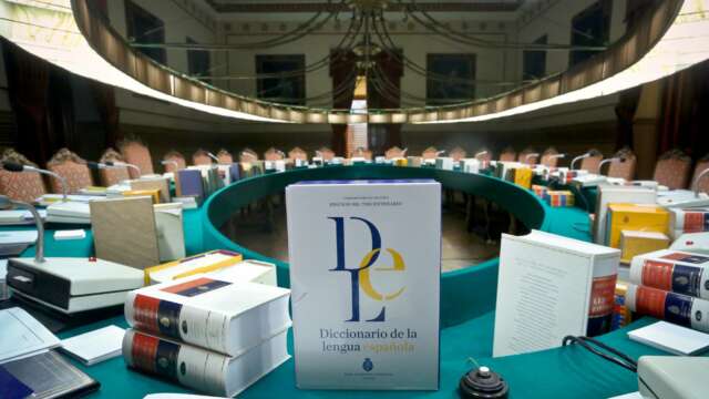 Un académico de la RAE: “No sabemos qué hacer con los diccionarios sobrantes”