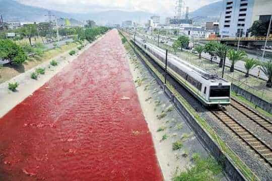 Área Metropolitana sancionó a Locería Colombiana con $119.640.204 millones de pesos por teñir el Río Medellín