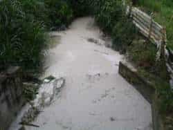 Sorprenden empresa Locería Colombiana cuando vertía colorantes en el Río Medellín