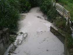 Sorprenden empresa Locería Colombiana cuando vertía colorantes en el Río Medellín