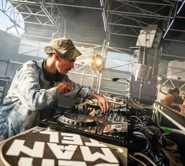 Todo va a arder con SIMO CELL, una cuota de lo atrevido en FREEDOM AdAstra