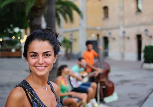 ¿Por qué le deberías de sonreír a los extraños en la calle?